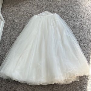 David’s Bridal Size 4 Tuelle bridal skirt - white